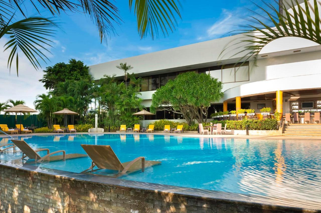 Marco Polo Plaza Cebu Hotel Kültér fotó The pool at the Sheraton Nha Trang Hotel & Spa Resort