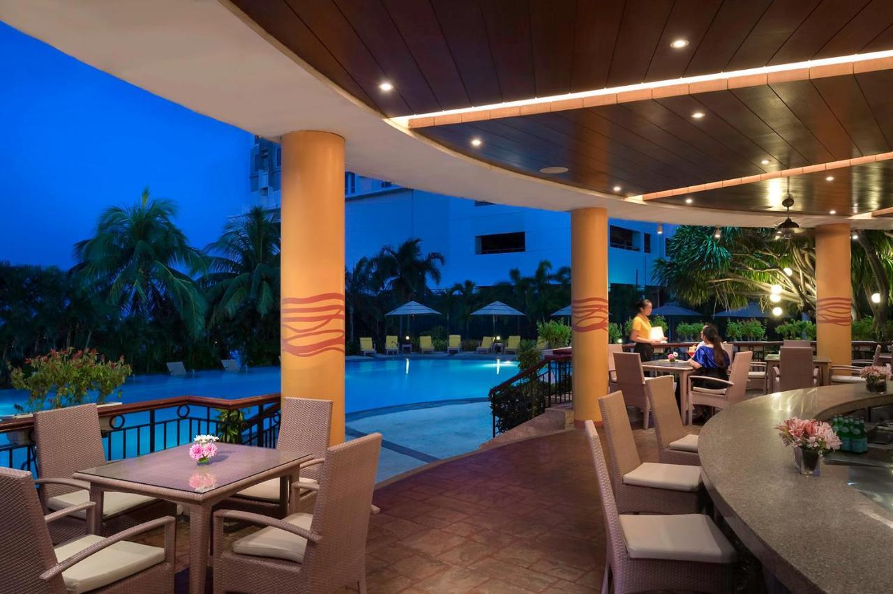 Marco Polo Plaza Cebu Hotel Kültér fotó The poolside bar at the hotel