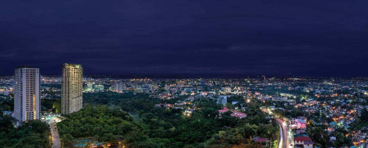 Marco Polo Plaza Cebu Hotel Kültér fotó View of the city at night