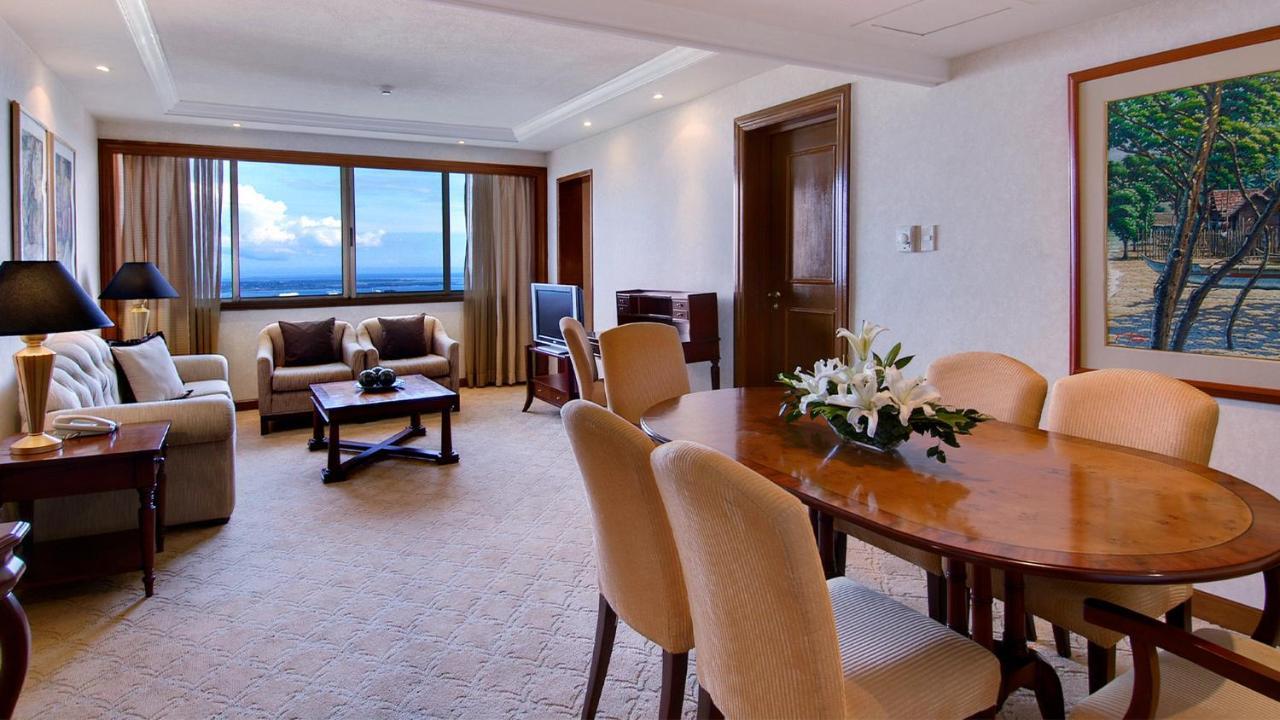 Marco Polo Plaza Cebu Hotel Kültér fotó A suite at the Hilton