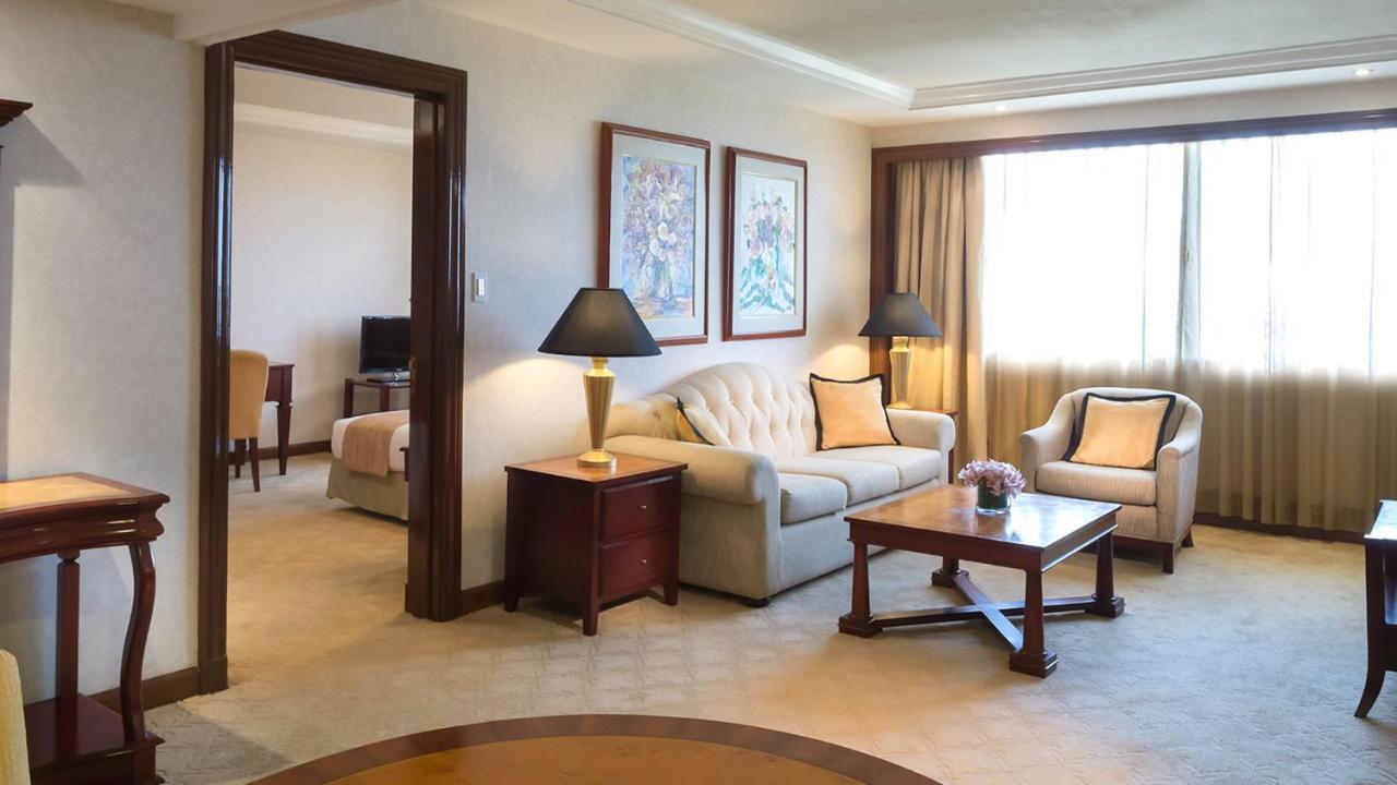 Marco Polo Plaza Cebu Hotel Kültér fotó A suite at the InterContinental