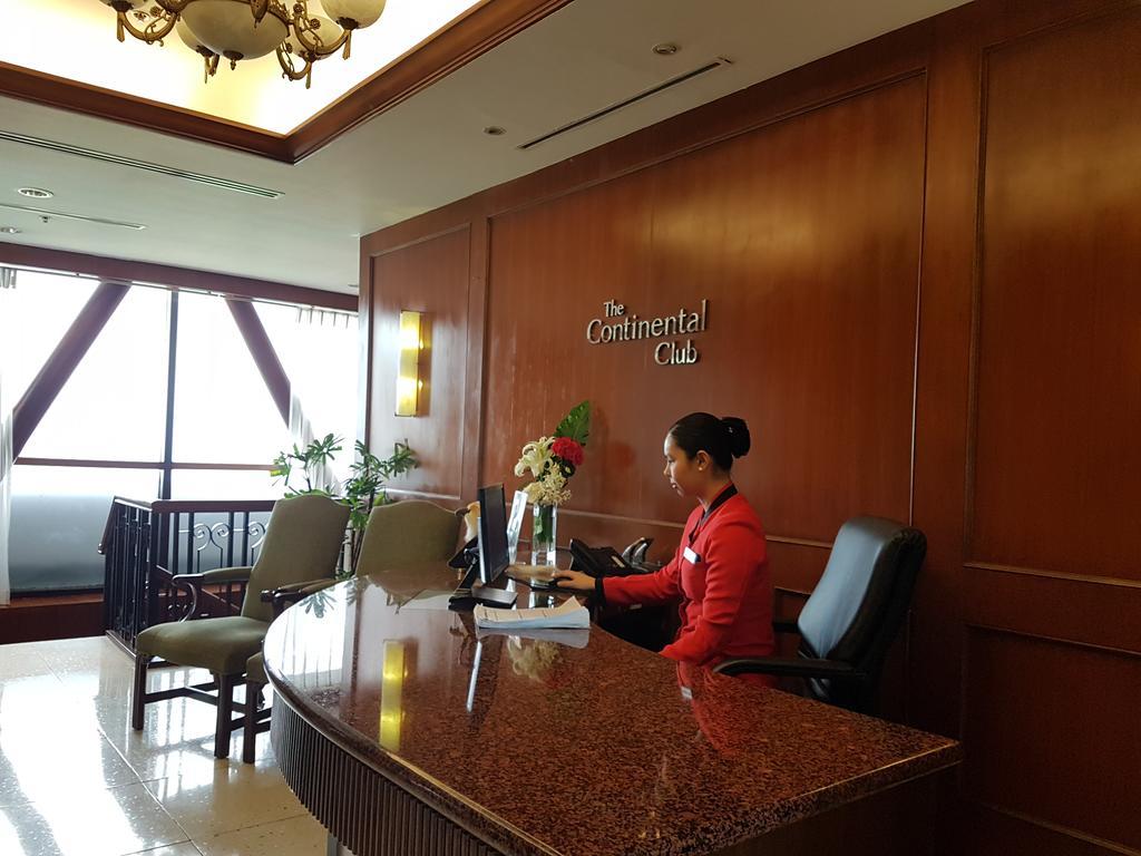 Marco Polo Plaza Cebu Hotel Kültér fotó Concierge at the lobby of the hotel