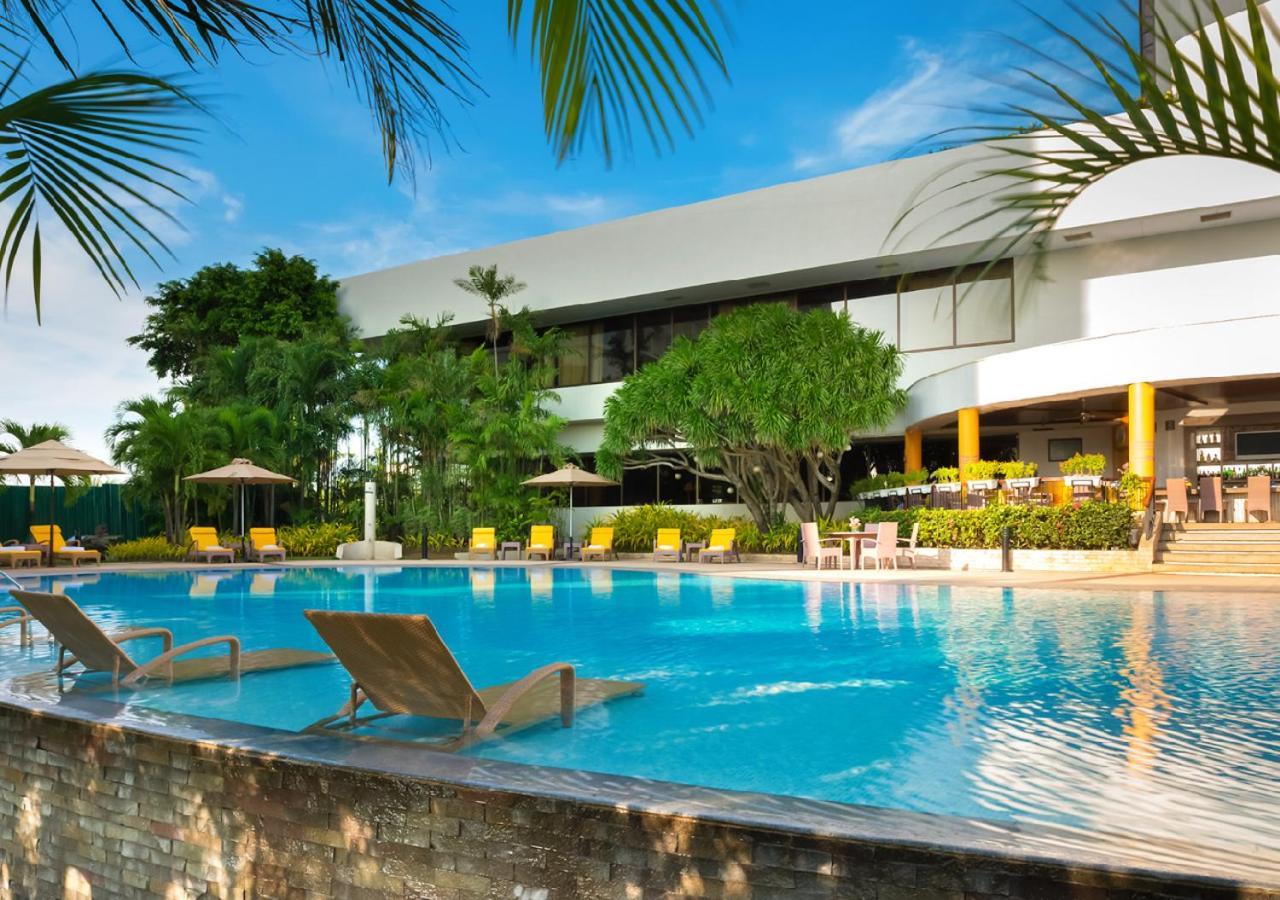 Marco Polo Plaza Cebu Hotel Kültér fotó The pool at the hotel