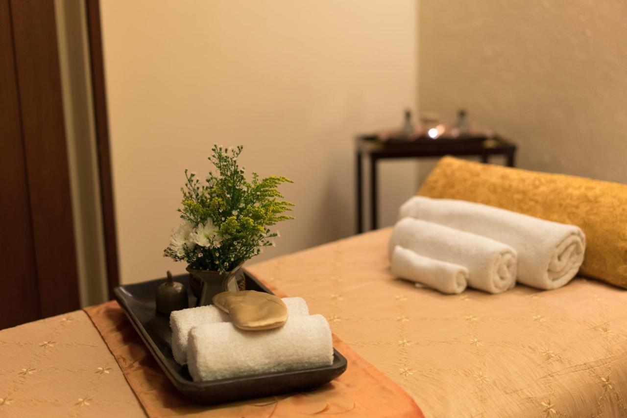 Marco Polo Plaza Cebu Hotel Kültér fotó A massage room at a spa