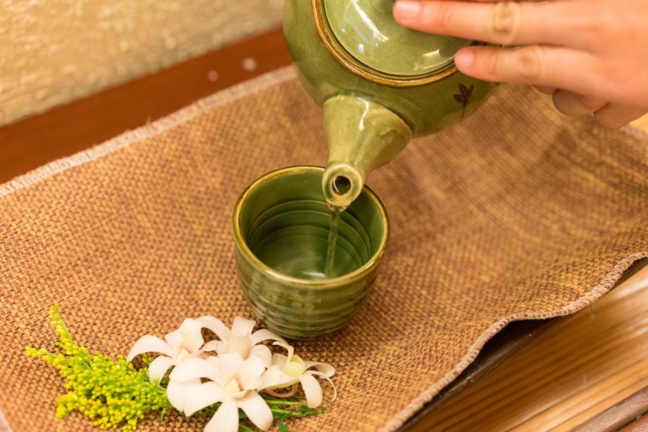 Marco Polo Plaza Cebu Hotel Kültér fotó A kyusu being used to serve Japanese tea