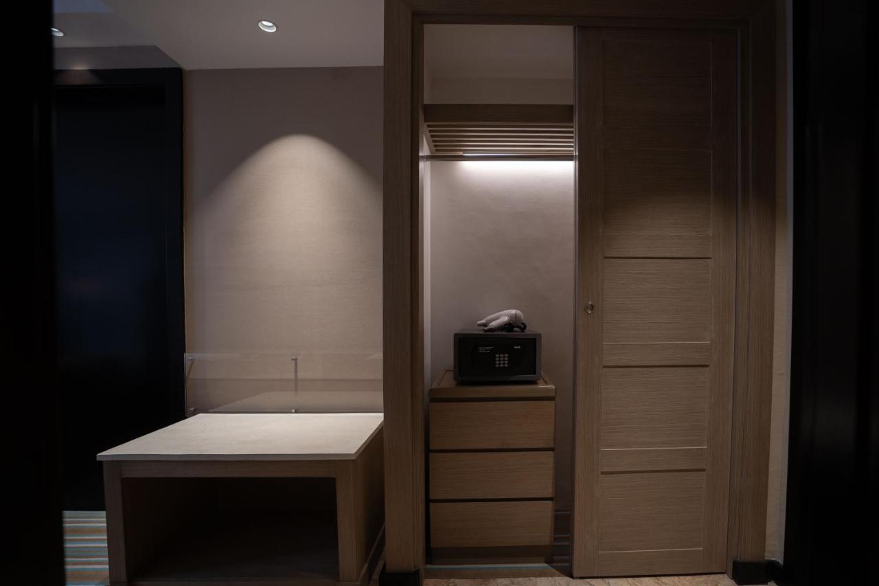 Marco Polo Plaza Cebu Hotel Kültér fotó A safe in a hotel room